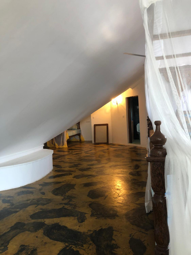 Bedroom 2, White Sands, Kusini