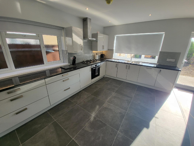 Others 5, High Spec Large 6 Bedroom House, London