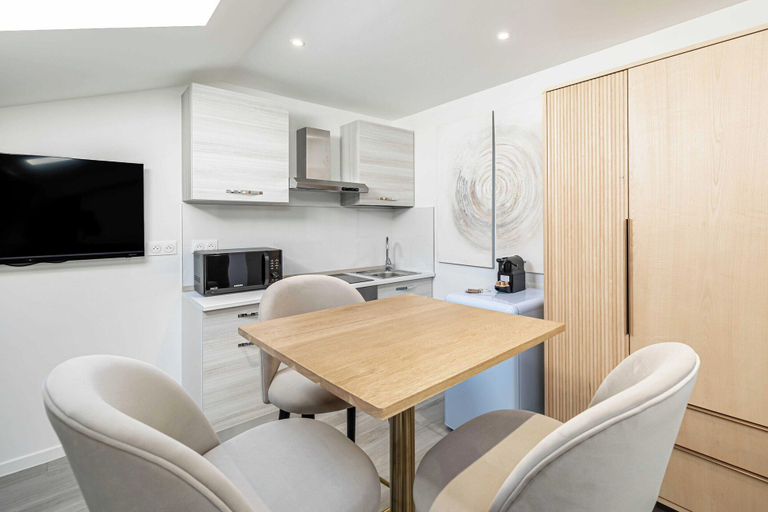 Dining 2, Renovated Studio - Cannes Center - Bright, Alpes-Maritimes