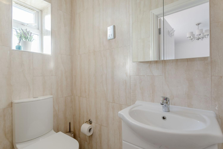Bathroom 5, Family room with private bathroom, London