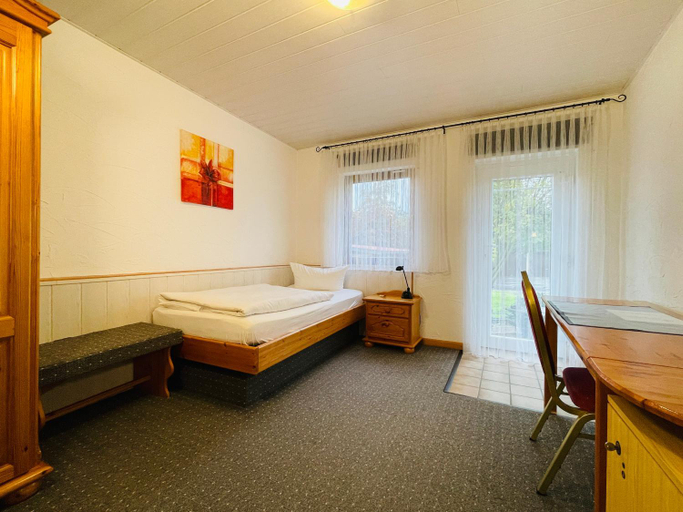 Bedroom 3, Hotel-Restaurant Zum Dorfkrug, Helmstedt