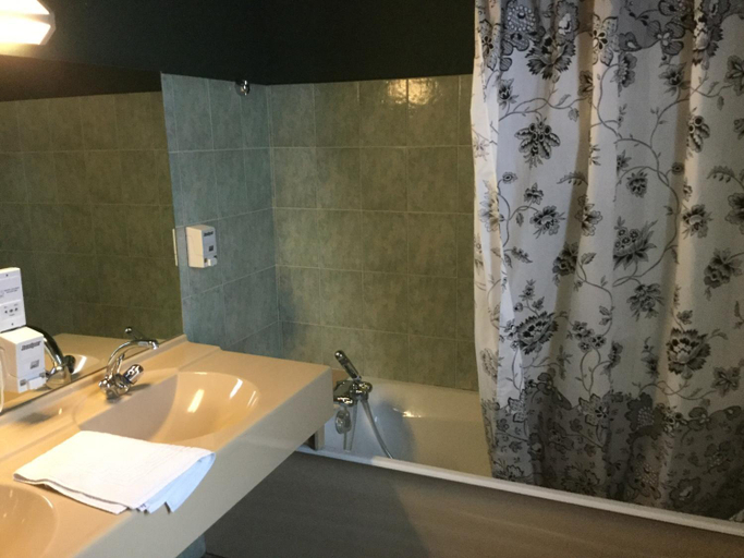 Bathroom 3, Logis Hotel La Fleur de Lys, Saône-et-Loire