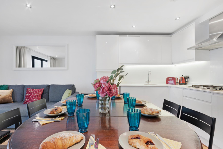 Others 3, Hermitage Road Apartment By MoreThanStays , London