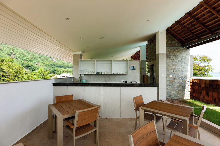 Others 4, Joan Eco Relais