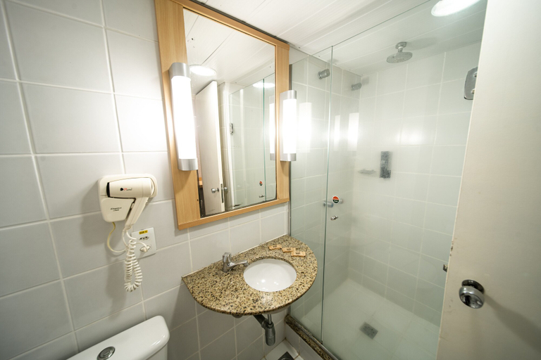 Bathroom 5, ibis Fortaleza Praia de Iracema, Fortaleza