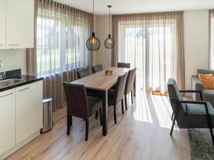 Dining 5, Your Coastal Retreat With Pool, Tholen