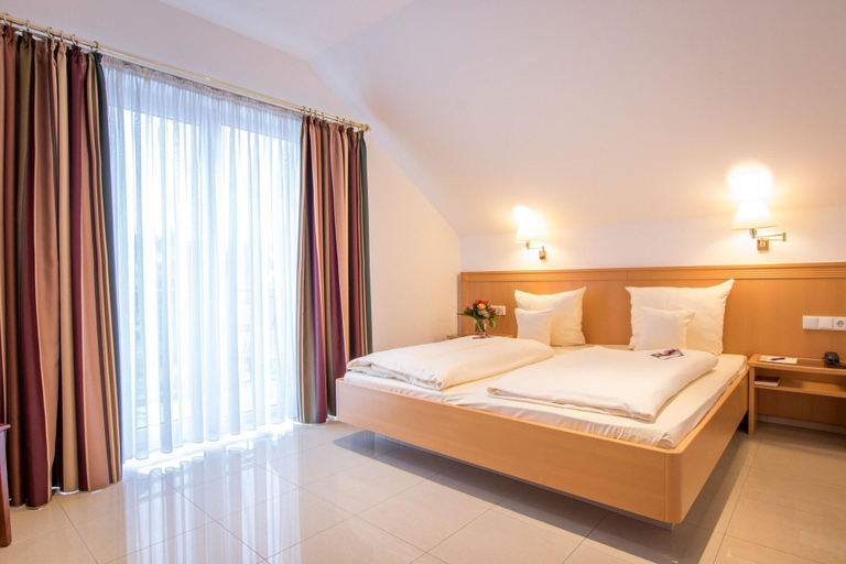 Room 2, Gartenhotel Heusser & Doggy Wellness, Bad Dürkheim