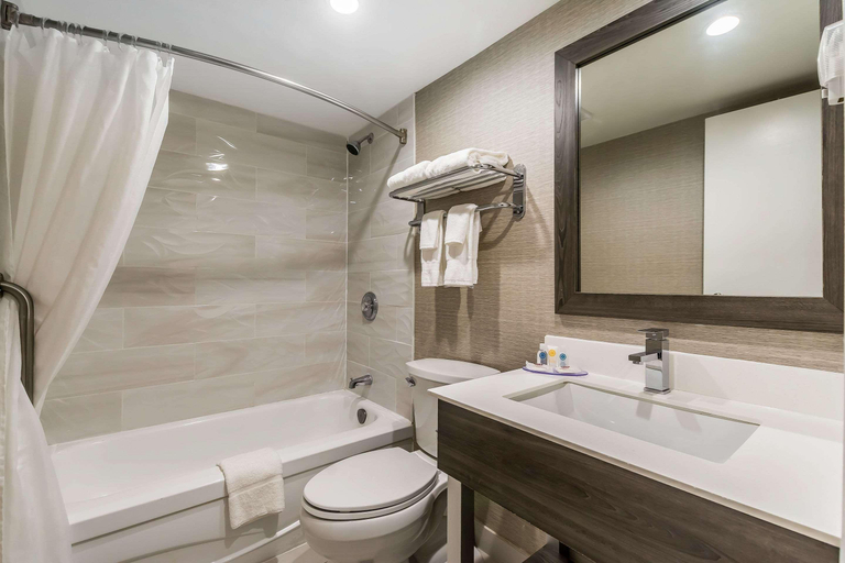 Bathroom 4, Quality Inn Barrie, Simcoe