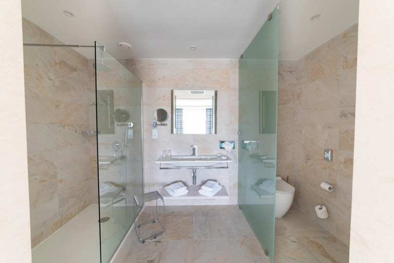 Bathroom 4, Ramla Bay Resort