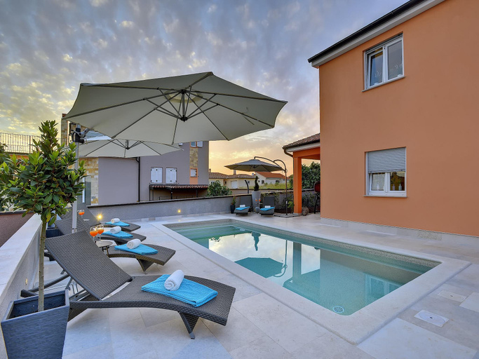 Sport & Beauty 2, Villa in Pula with Pool  Parasol, Pula