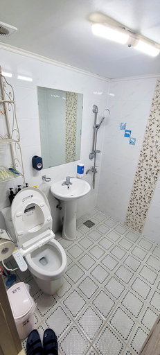 Bathroom 4, Junlive Pension, Ganghwa