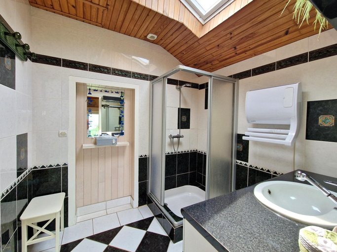 Bathroom 3, Holiday Home Locquirec with Stunning Sea View, Finistère