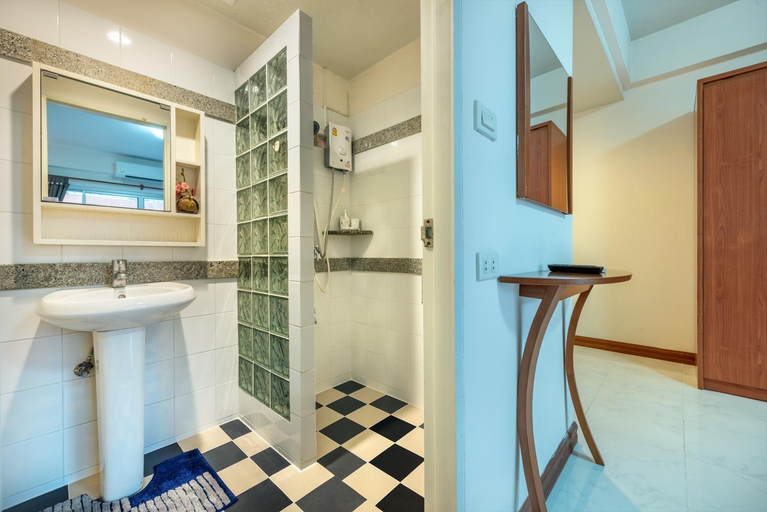 Bathroom 4, kunchorn Service Apartment, Muang Rayong