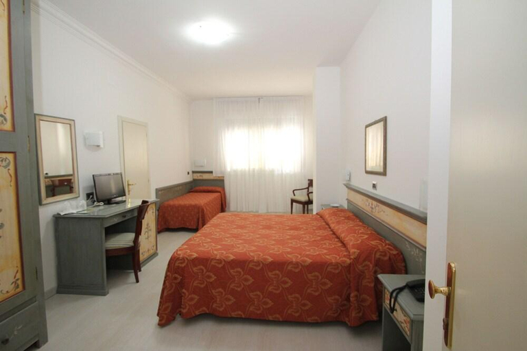 Bedroom 3, Hotel Suisse, Lucca