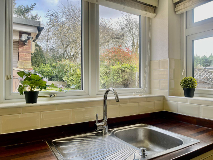 Others 4, Modern 3 Bed Chigwell House (Free Parking), Essex