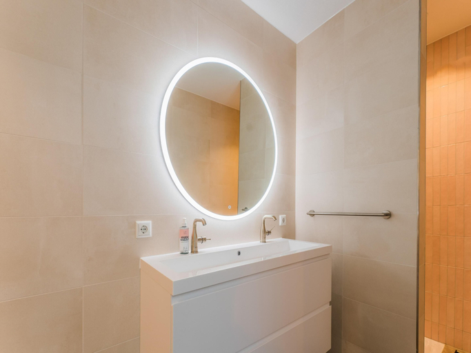 Bathroom 4, Lakeside Home With a Jetty, Zeewolde