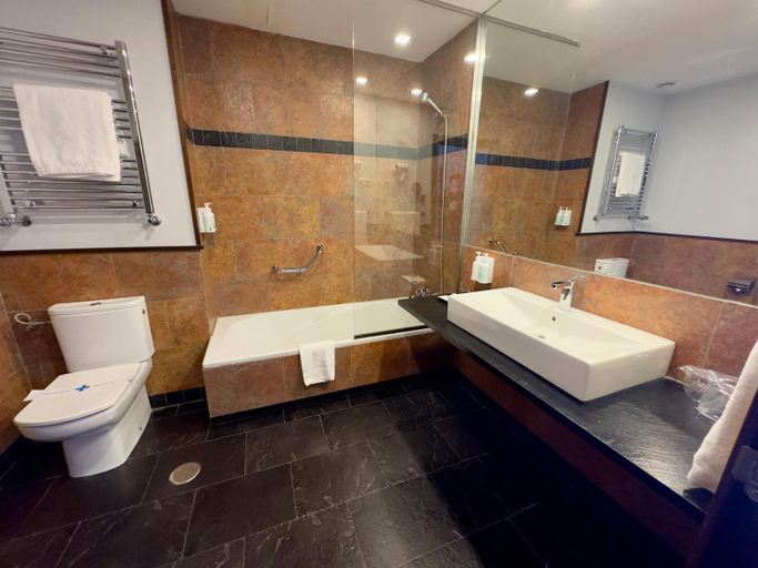 Bathroom 5, Isla de la Garena, Madrid