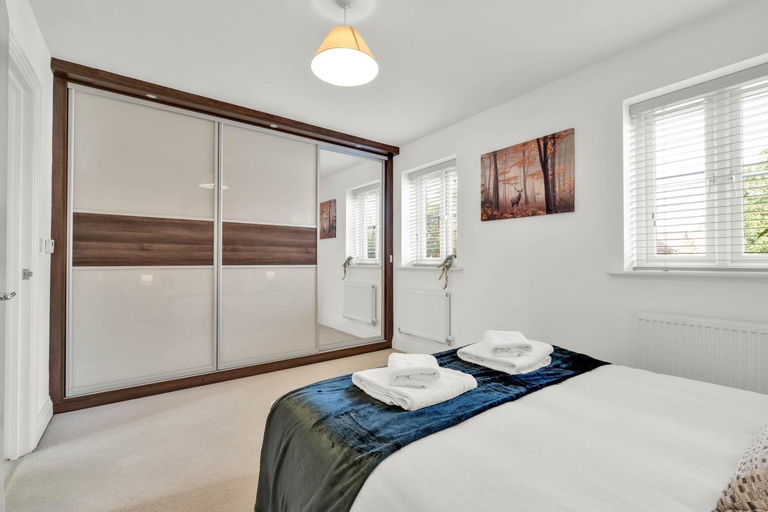 Others 5, Foxherne 5BDR 3BA Serviced House with Parking - Slough By 360Stays, Slough