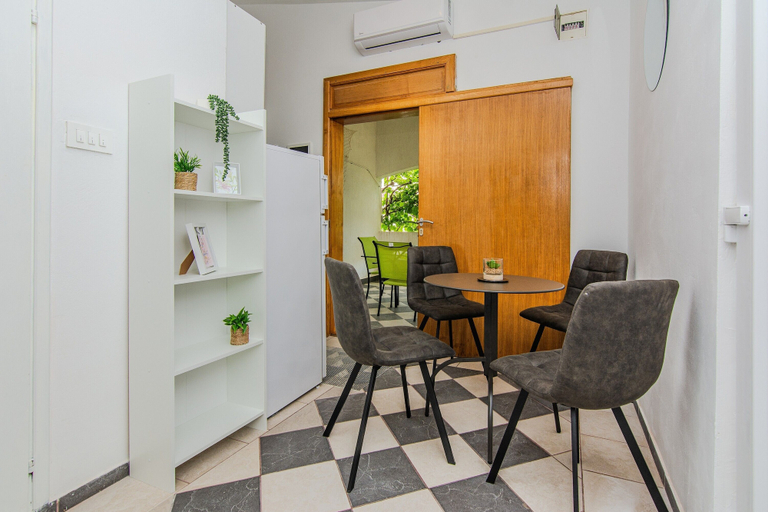 Others 3, Apartment Pisacic, Vir