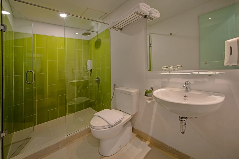 Bathroom, Whiz Hotel Sudirman Pekanbaru, Pekanbaru
