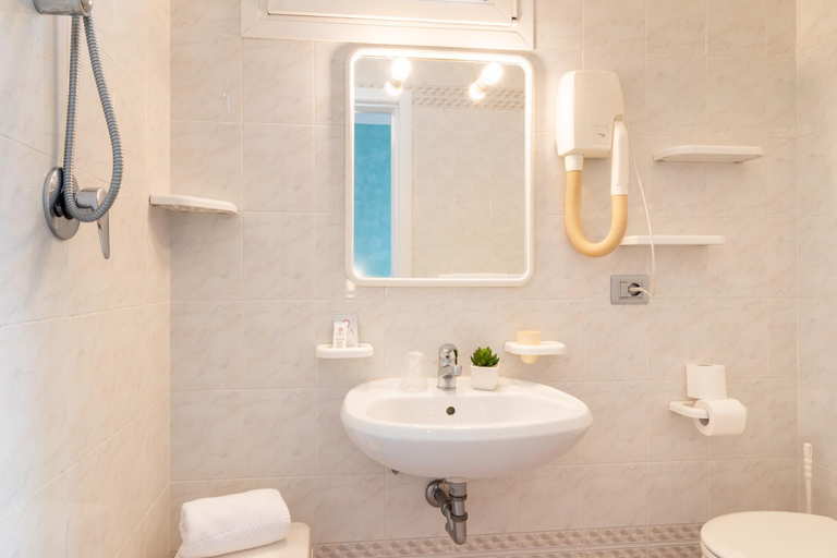 Bathroom 2, Hotel Ettoral, Venezia