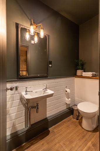 Bathroom 3, The Wolfpack Inn, London