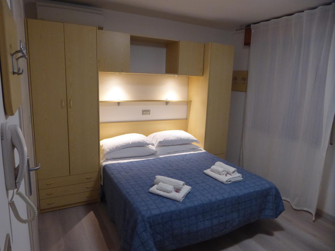 Bedroom 2, Albergo Vittoria, Rimini