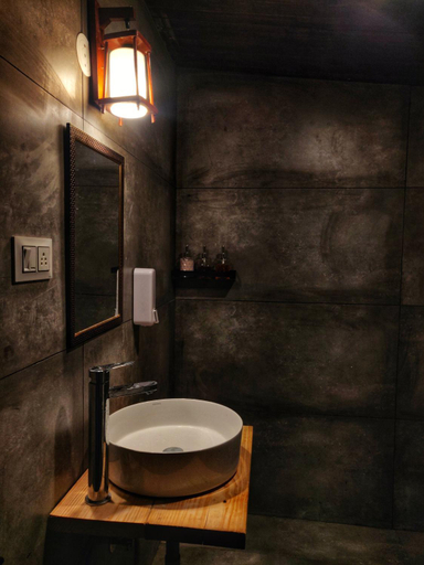 Bathroom 2, La Familia Kasol, Kullu