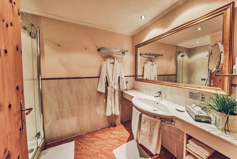 Bathroom 5, Superior Sport und Familienresort Alpenblick, Zell am See
