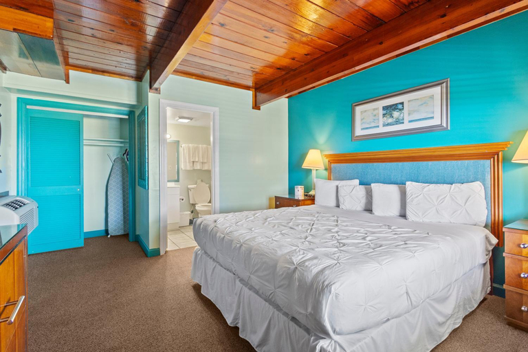 Others 4, Oceanfront Inn, Partial Ocean View, King Bed, #7, Saint Lucie
