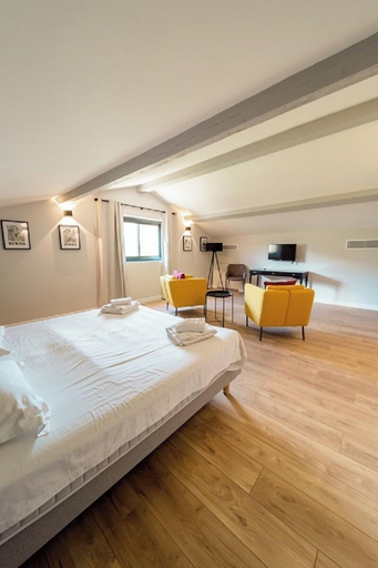 Bedroom 5, UNE HISTOIRE DE FAMILLE, Var