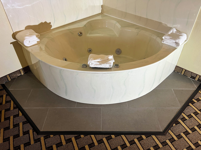 Bathroom 4, Quality Inn & Suites East Troy I-43, Walworth
