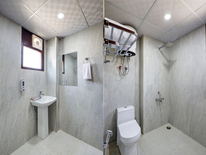 Bathroom 4, Hotel The Venice- Near Indraprastha Apollo Hospital, Delhi