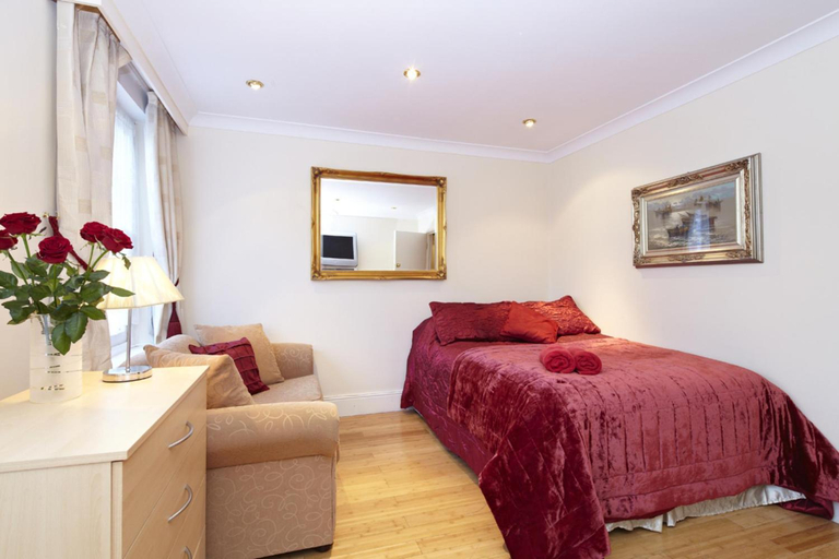 Bedroom 3, Sapphire, London