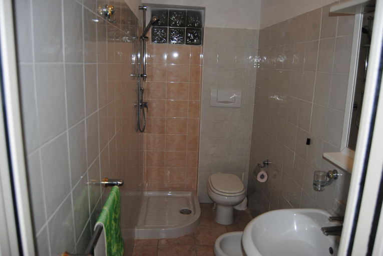 Bathroom 4, residence dolores, Livorno