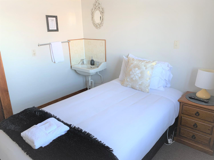 Others 3, Ranfurly Hotel, Central Otago