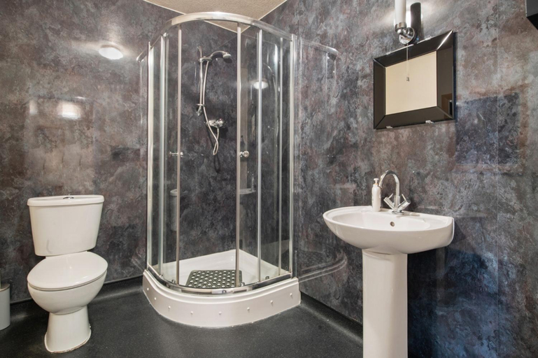 Bathroom, Castle Hotel Haverfordwest, Pembrokeshire