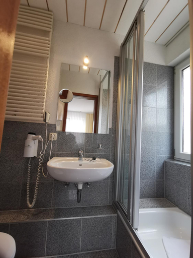 Bathroom 3, Gastehaus Dorflinde, Bergstraße
