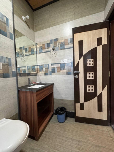 Bathroom 4, Hotel 7 Heavens, Dehradun