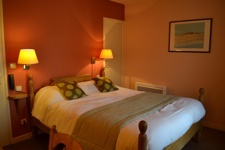 Bedroom 2, Logis Hotel La Fleur de Lys, Saône-et-Loire