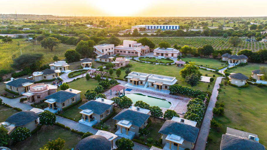 Exterior & Views