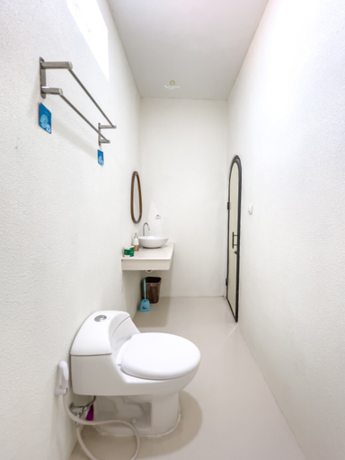 Bathroom 5, Casa Del La Luna by Nginapsini, Bogor