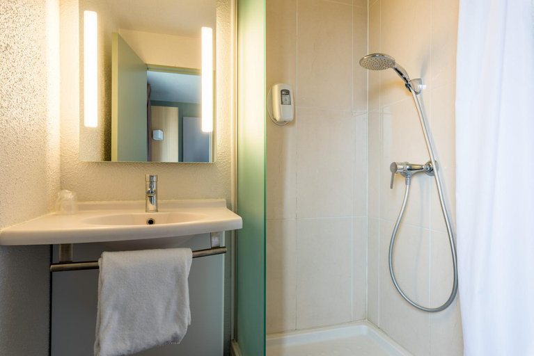 Bathroom 4, B&B HOTEL Rouen Saint-Etienne-du-Rouvray, Seine-Maritime