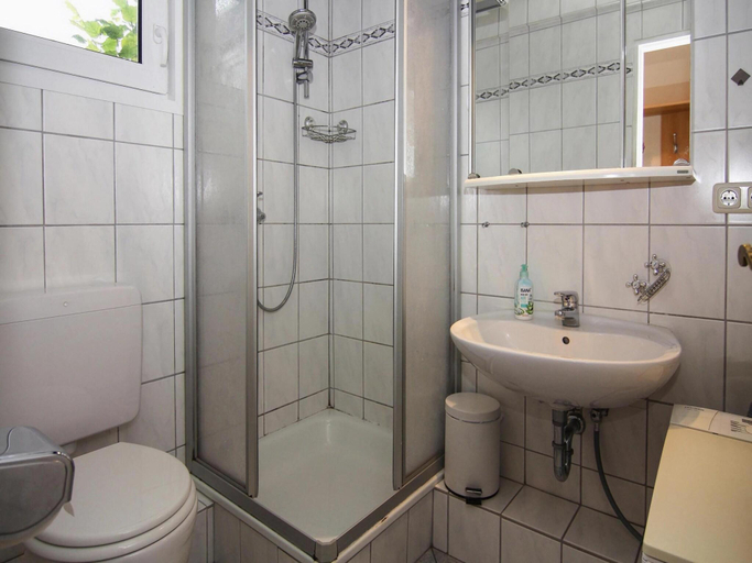 Bathroom 3, Attraktiver Bungalow in Warwerort an der Nordsee, Dithmarschen