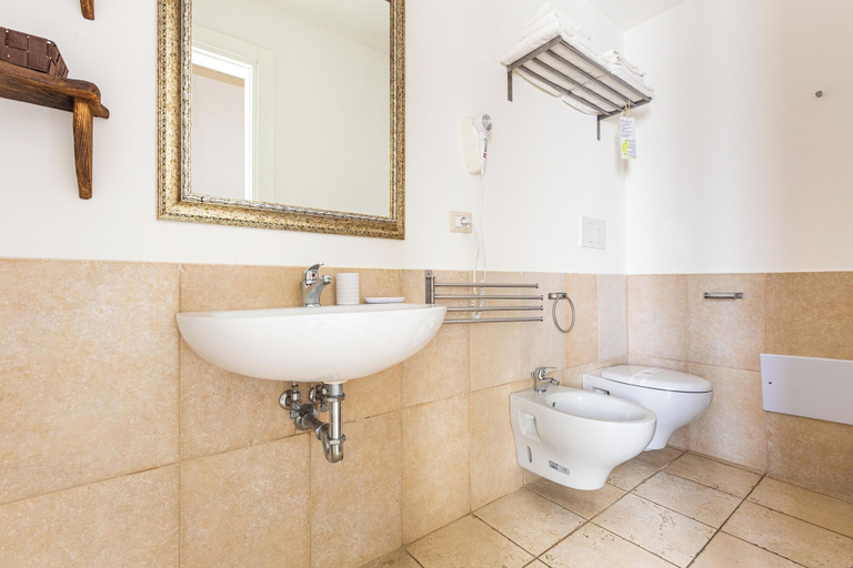 Bathroom 4, Palazzo San Giovanni, Lecce