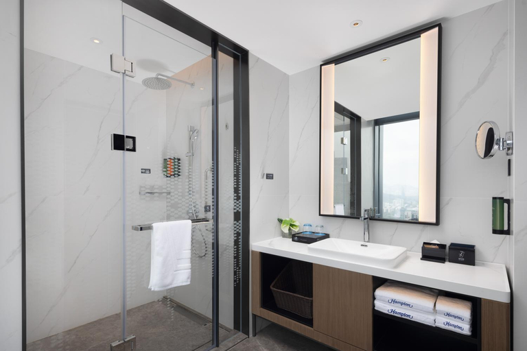 Bathroom 4, Hampton by Hilton Shenzhen Futian Huaqiangbei, Shenzhen