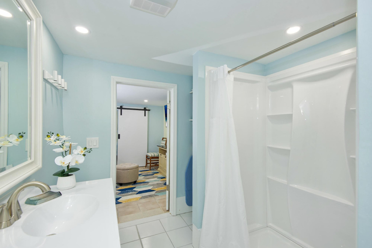 Bathroom, Island Paradise 6, Lee