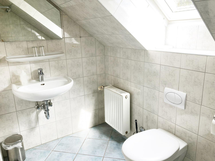 Bathroom 3, Haus Hanseatic, Pinneberg