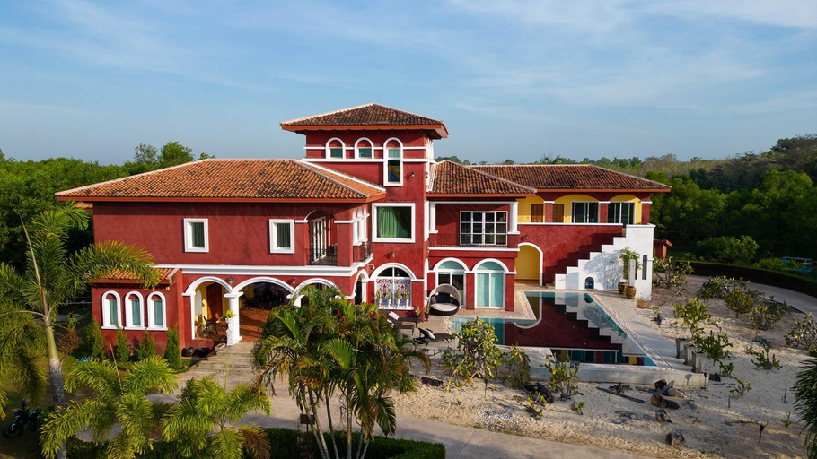 Exterior & Views
