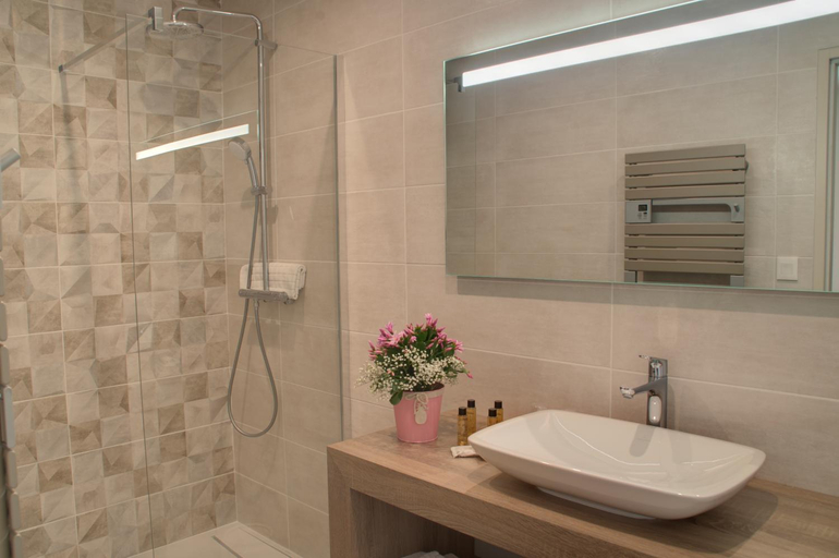 Bathroom 2, Hotel La Bastide d'Iris, Ardèche